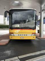 Setra 313 UL 'VS 27026' von Autotour Visp, am 9.4.16 beim Bahnhof Visp parkiert.