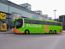 Scania OmniExpress 'FLIXBUS - Firma Gradliner - am 30. März 2018 am Bahnhof Berlin Südkreuz.