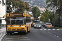 FUNCHAL (Madeira), 06.02.2018, Wagen 310 als Linie 10A nach Chamorra Graça bei Einfahrt in die Haltestelle Galerias
