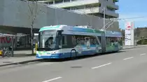 Swiss Trolley plus auf Testfahrten in Winterthur. VBZ Nr. 183 (Hess, SwTrPlus, BGT-N2D, 2017) am 11.4.2018 an der Endstation Rosenberg. Einsatz im Fahrgastbetrieb auf den Linien 3 und 2E. Im Abschnitt zwischen Grüzenstrasse und Oberseen wird in beiden Richtungen im Batterie-Modus, jedoch mit gehobenen Stromabnehmern gefahren. Ab der abgebildeten Haltestelle werden 2 Zusatzrunden bis zum Friedhof und zurück als Dienstfahrt im Batterieantrieb mit gesenkten Stromabnehmern abgespult.