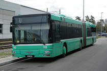 BVB: Basler Verkehrsbetriebe
Infolge Platzmangel warten einige MAN Gelenkbusse aus dem Jahre 2000 bei der SBB Zentralwerkstatt Basel unter freiem Himmel auf ihre Reserveeinsätze.
Die Aufnahme entstand am 13. August 2018.
Foto: Walter Ruetsch 