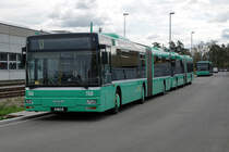 BVB: Basler Verkehrsbetriebe
Infolge Platzmangel warten einige MAN Gelenkbusse aus dem Jahre 2000 bei der SBB Zentralwerkstatt Basel unter freiem Himmel auf ihre Reserveeinsätze.
Die Aufnahme entstand am 13. August 2018.
Foto: Walter Ruetsch 