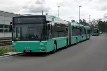 BVB: Basler Verkehrsbetriebe
Infolge Platzmangel warten einige MAN Gelenkbusse aus dem Jahre 2000 bei der SBB Zentralwerkstatt Basel unter freiem Himmel auf ihre Reserveeinsätze.
Die Aufnahme entstand am 13. August 2018.
Foto: Walter Ruetsch 