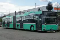 BVB: Basler Verkehrsbetriebe
Infolge Platzmangel warten einige MAN Gelenkbusse aus dem Jahre 2000 bei der SBB Zentralwerkstatt Basel unter freiem Himmel auf ihre Reserveeinsätze.
Die Aufnahme entstand am 13. August 2018.
Foto: Walter Ruetsch 