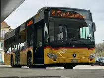 MB C2 K '10169'  BE 653 383  von PostAuto auf der Linie 65 nach Faulensee, am 14.4.18 beim Bhf Spiez.