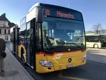 PostAuto MB C2 K '10169' 'BE 653 383  wartet am 18.4.18 beim Bhf Spiez auf die Abfahrtszeit.