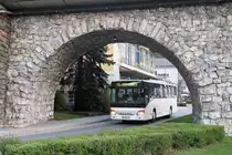 Setra S415UL LA-344DI verläßt als Linie 210 die Haltestelle Landeck Zentrum Busterminal und durchfährt den Bahnviadukt in Landeck. Nach Neuvergabe des Linienbündels wurde statt der vierstelligen Liniennummer eine dreistellige des Verkehrsverbundes eingeführt, die führende Ziffer 2 steht dabei für den Bezirk Landeck. Aufgenommen 17.4.2018.