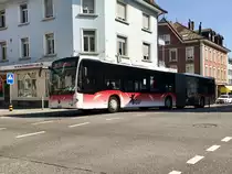 Der BGU C2 Gelenkbus unterwegs zum Grenchenberg, am 21.4.18 in der Stadt Grenchen.
