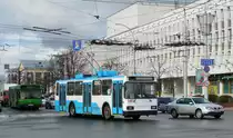 Belkommunmash AKSM-20101 Nr. 140 auf der 10. Route bewegt sich von der Zamkova-Straße zur Frunse-Allee. Vitebsk, 11. April 2017
