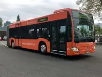 Der MB C2 171 Werbebus der STI am 26.4.18 hinter dem Bhf Thun am warten bis er zur Abfahrtkante fahren kann.