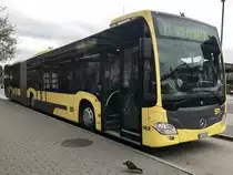 Der C2 Gelenkbus 163 der STI am 26.4.18 beim Bhf Thun am warten auf die Abfahrt.