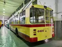 O-Bus ЗиУ-682Б (ZiU-682B), gebaut ab 1972 von Sawod imeni Urizkogo (Urizki-Werk), im Museum für Elektrotransport in St. Petersburg, 22.10.2017