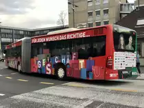 STI Citaro Facelift 137 mit erneuerten Werbung fürs Oberland Zentrum / Panorama Center am 26.4.18 beim Bhf Thun.