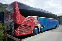 Heck der Zerzuben Setra 516 HD Nr. 9, die verkauft wurde, mit Werbung für Volksmusik Reisen am 28.4.18 hinter der Garage in Eyholz parkiert.