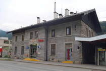 Haltestelle Matrei a. Br. Bahnhof (ostseitig) direkt vor dem Bahnhofsgebäude. Aufgenommen 26.4.2018.