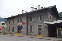 Haltestelle Matrei a. Br. Bahnhof (ostseitig) direkt vor dem Bahnhofsgebäude. Aufgenommen 26.4.2018.