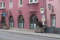 Haltestelle Matrei a. Br. Gh Lamm (ostseitig). Aufgenommen 26.4.2018.