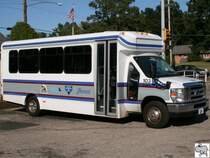 Starcraft Bus auf Ford E-450 Fahrgestell, eingestellt in  Graceland . Solche Busse bringen die Besucher von Elvis Presley vom Besucher Zentrum ber die Strae nach Graceland und zurck. Die Aufnahme entstand am 26. September 2008 in Memphis, Tennessee.