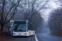 Frühmorgens steht E-MO 744 der Omnibusbetriebe Mesenhohl aus Essen im Zuge der Linie 141 an der Haltestelle Isenbergbach in Hattingen-Niederwenigern.