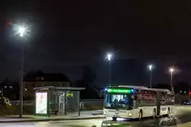 E-MO 697, ex. Verkehrsgesellschaft Kreis Unna mbH, Kamen 05-63 (UN-VK 351), steht am Abend des 31.3.2018 als SEV für den RE1 auf dem Duisburger ZOB.