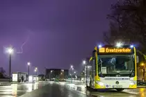 Ein bisschen Gewitter gab es am 10.4.2018, als ich E-MO 717 der Meobus Verkehrsgesellschaft GmbH aus Essen, welche im DB-Auftrag auf der RB37 Schienenersatzverkehr fährt, auf dem Duisburger ZOB aufnehmen konnte.