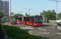 Hier ist der KA SB 354 der Südwestbus auf der Buslinie 125 nach Kirrlach unterwegs. Gesichtet am 11.05.2018 am Fächerbad in Karlsruhe.