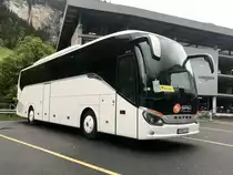 Eine Setra 515 HD von  SAD  aus der Slovakei, am 10.5.18 vor dem Parkhaus in Lauterbrunnen.