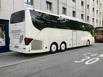 Eine Setra 516 HD von P. Krüger Reisen am 11.5.18 vor dem Hotel Good Night Inn in Brig parkiert.