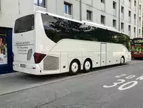 Eine Setra 516 HD von P. Krüger Reisen am 11.5.18 vor dem Hotel Good Night Inn in Brig parkiert.