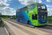 Stagecoach Scania Series N230UD Doppeldecker Bus # 15215 der Route B von Cambridge nach Peterborough auf dem Busway, die Haltestelle Oakington Richtung St. Ives verlassend.
2018,05,10