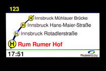 Display im Fahrgastraum des Postbusses BD-14977 auf der Linie 4123 im Verkehrsverbund Tirol, mit dem Logo des SVP Stadtverkehr Pforzheim. Die vierstellige Liniennummer kann nur dreistellig als  123  dargestellt werden. Aufgenommen 26.2.2018.