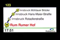 Display im Fahrgastraum des Postbusses BD-14977 auf der Linie 4123 im Verkehrsverbund Tirol, mit dem Logo des SVP Stadtverkehr Pforzheim. Die vierstellige Liniennummer kann nur dreistellig als  123  dargestellt werden. Aufgenommen 26.2.2018.