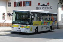 Mercedes-Benz O 560 (Intouro) SZ-132ZL eines unbekannten Betriebes ist an der Haltestelle Brixlegg Herrnhausplatz abgestellt. Aufgenommen 11.5.2018.