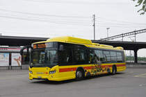 SCANIA Erdgasbus 28 der BLT, auf der Linie 60, wartet an der Endstation beim Bahnhof Muttenz. Die Aufnahme stammt vom 02.05.2018.