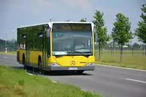 Am 04.06.2016 fährt B-EX 8133 für die ILA auf der Shuttle-Linie R zwischen ILA Gelände und U-Bahnhof Rudow. Aufgenommen wurde ein Mercedes Benz Citaro I.
