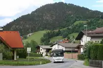 Iveco Crossway von Postbus BD-15112 als Linie 4074 nach Inneralpbach in Anfahrt auf die Haltestelle Brixlegg Mühlbichlsiedlung. Aufgenommen 11.5.2018.