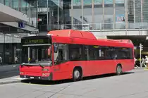 Volvo Bus 133, auf der Linie 21, fährt bedient die Haltestelle beim Bahnhof Bern. Die Aufnahme stammt vom 22.05.2018.