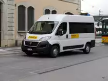 Postauto - Fiat Ducato JU  35182 bei den Haltestellen vor dem Bahnhof in Delémont am 17.05.2018