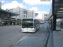 VBG Citaro Nr. 95 am 17.10.08 beim Flughafen Zrich. Rechts davon sichtbar ist die Haltestelle ''Flughafen'' der Glattalbahn, die im Dezember ihren Betrieb auf der 2. Etappe aufnehmen wird.