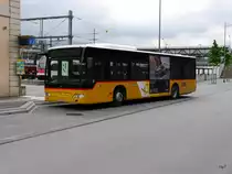 Postauto - Mercedes Citaro JU 31024 bei den Haltestellen vor dem Bahnhof in Delémont am 17.05.2018