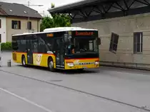 Postauto - Setra S 415 NF  JU 59239 bei den Haltestellen vor dem Bahnhof in Delémont am 17.05.2018