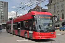 Hess Trolleybus Nr. 24, auf der Linie 20, wartet an der Haltestelle beim Bahnhof Bern. Die Aufnahme stammt vom 22.05.2018.