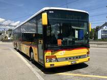 Setra 319 NF von PU Autoverkehr Aarberg, am 25.5.18 beim Bhf Lyss.