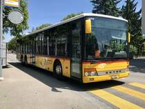 Die Setra 319 NF von PU Autoverkehr Aarberg am 25.5.18 bei der Haltestelle Lyss Beundengasse.