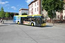 Stroh Bus Solaris Urbino 12 mit neuer Vollwerbung am 30.05.18 in Hanau Freiheitsplatz 