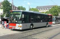 Hier ist der KA VK 785 der VBK auf der Buslinie 55 zum Kühler Krug unterwegs. Gesichtet am 30.05.2018 am Hauptbahnhof in Karlsruhe.