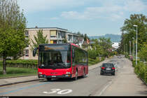 Umleitung Linie 29 via Buchseeweg - Lilienweg - Mösliweg aufgrund Sanierung der Kreiselfahrbahn an der Landorfstrasse am 28./29. April 2018. BERNMOBIL Wagen 413 am 29. April im Lilienweg. Im Hintergrund ist der Bantiger zu sehen.