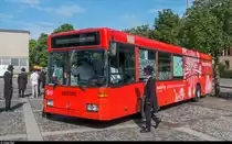 Mercedes-Benz O 405 N (ex VBL 557) am 24. Mai 2018 als Frackmobil der Abschlussklasse VS15a des Studiengangs Verkehrssysteme an der ZHAW an der Frackwoche auf dem Vorplatz des Technikums Winterthur.