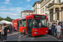 Mercedes-Benz O 405 N (ex VBL 557) am 24. Mai 2018 als Frackmobil der Abschlussklasse VS15a des Studiengangs Verkehrssysteme an der ZHAW an der Frackwoche auf dem Vorplatz des Technikums Winterthur. Bei der Wegfahrt am Abend war aufgrund der vielen Besucher besonderes Fingerspitzengefühl des Fahrers gefragt.