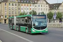 Mercedes Citaro 7009, auf der Linie 38, überquert die Mittlere Rheinbrücke. Die Aufnahme stammt vom 02.06.2018.